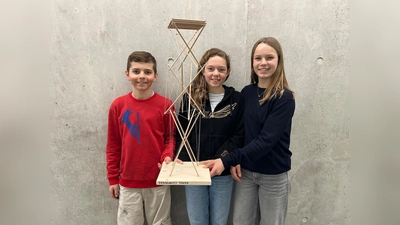 Ronja, Anna und Moritz aus dem Thomas-Mann-Gymnasium erhielten für ihren Tower gleich zwei Preise.<br> (Foto: Tobias Hase / BayIKa)