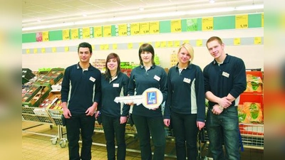 Am vergangenen Montag fiel mit Ümit Güendugan, Katharina Lechner, Marion Dewtsch, Sabrina Lang und Thomas Kopp der Startschuss für das ALDI-Projekt „Azubis leiten eine Filiale“. Insgesamt nehmen 15 Auszubildende daran teil. (Foto: sb)
