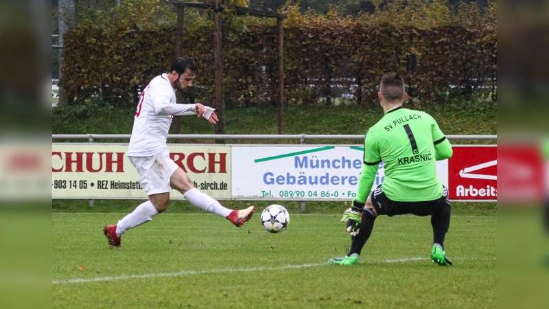 Nicht mehr wie bisher im Sportpark Heimstetten, sondern im Stadion an der Grünwalder Straße, spielen künftig Türkgücü München und Yasin Yilmaz (links). (Foto: Christian Riedel)