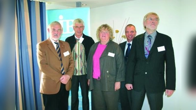 Festredner im IB-Wohnheim Allach: (v.l.) Dr. Gero Kerig, Frieder Graffe, Hannelore Beer, Geschäftsführerin des IB-Verbundes Bayern, Thomas König und Dieter Bamberg. (Foto: ls)