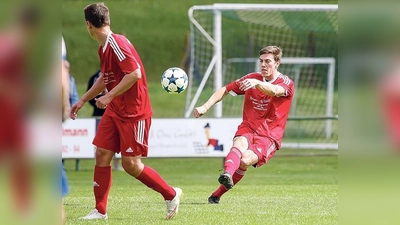 Zwei Torschützen: Unglücksrabe Matthias Ecker (re.) lenkte den Ball in der ersten Hälfte ins eigene Netz, Spielertrainer Thomas Eckhoff (li.) glich aus.	 (Foto: Christian Riedel)