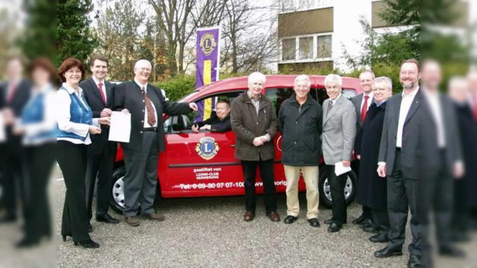 Bei der Übergabe des neuen Fahrzeuges dabei waren: (von links) Sozialdienst-Geschäftsführerin Sonja Thiele, Lions-Präsident Detlef Schwarz, Sozialdienst-Vorsitzender Hans-Joachim Lutz und Tafelfahrer Peter Murenwald; daneben die Lions-Mitglieder Oskar Nigg, Hans Drocco, Fred Burgstaller, Volkmar Görgen, Herbert Sutor und Wolf Lammers. (Foto: Eva Schraft)