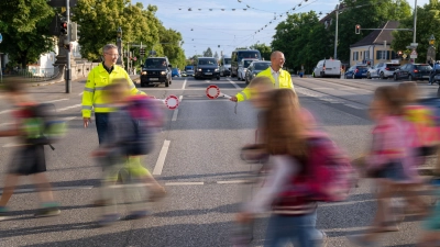 Wichtiges Ehrenamt: Schulweghelferinnen und -helfer sorgen für einen sicheren Schulweg. (Foto: LHM/ DobnerAngermann)