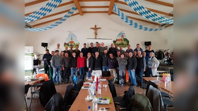 Die Bauhofmitarbeiter wurden in Tulling geschult, wie Flächen bienen- und insektenfreundlich umgestaltet werden können. (Foto: LRA)