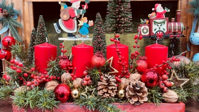 Es muss nicht immer der klassische Kranz sein, auch Weihnachtsgestecke sind perfekte Begleiter durch die Weihnachtszeit. (Foto: hw)