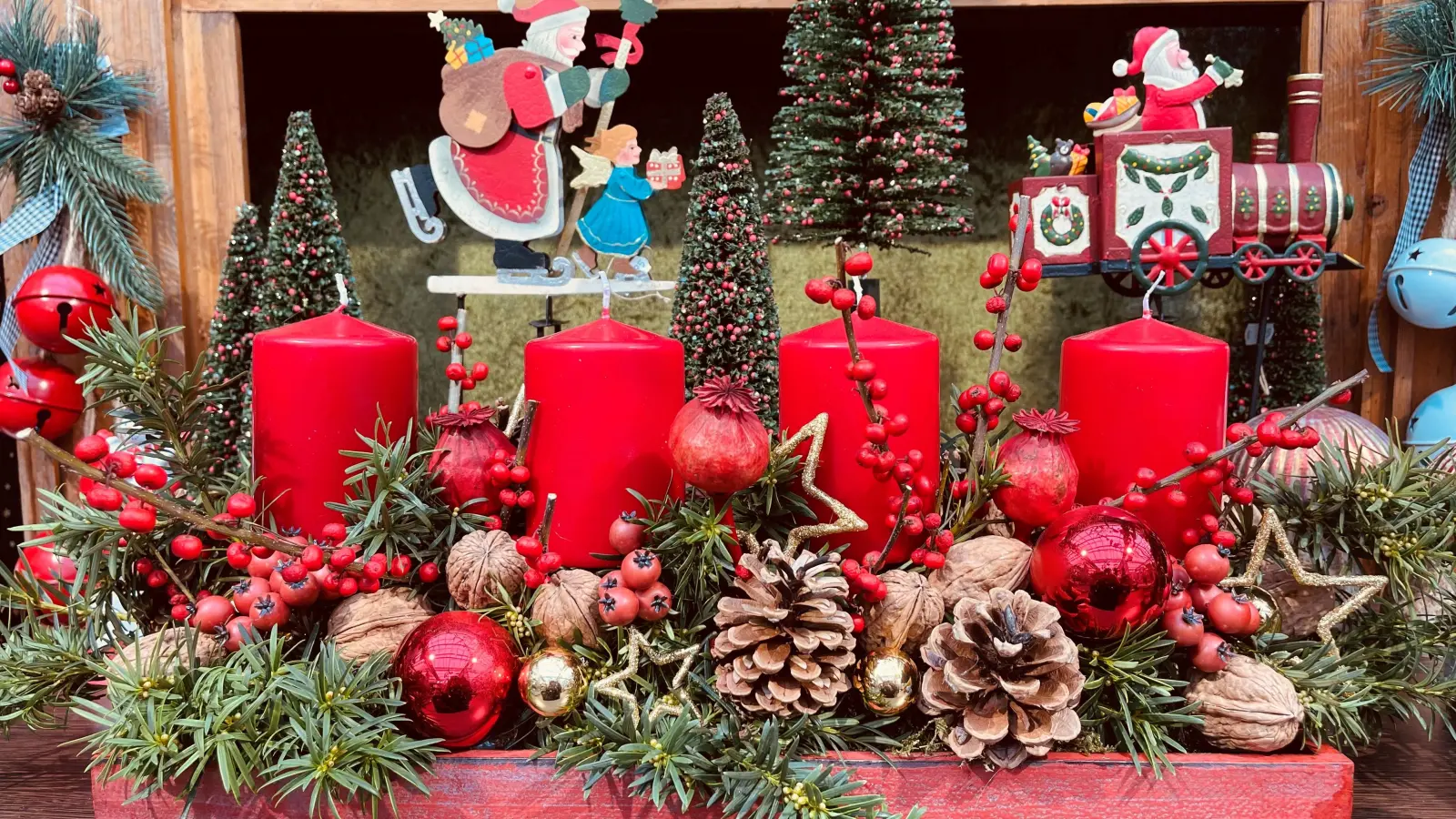 Es muss nicht immer der klassische Kranz sein, auch Weihnachtsgestecke sind perfekte Begleiter durch die Weihnachtszeit. (Foto: hw)