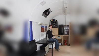 Für Kindergeburtstage und Jugendpartys ist der geräumige Eisenbahnwaggon, in dem Jugendwerkstattleiterin Lydia Gaja hier sitzt, sehr gut geeignet. (Foto: Eva Schraft)