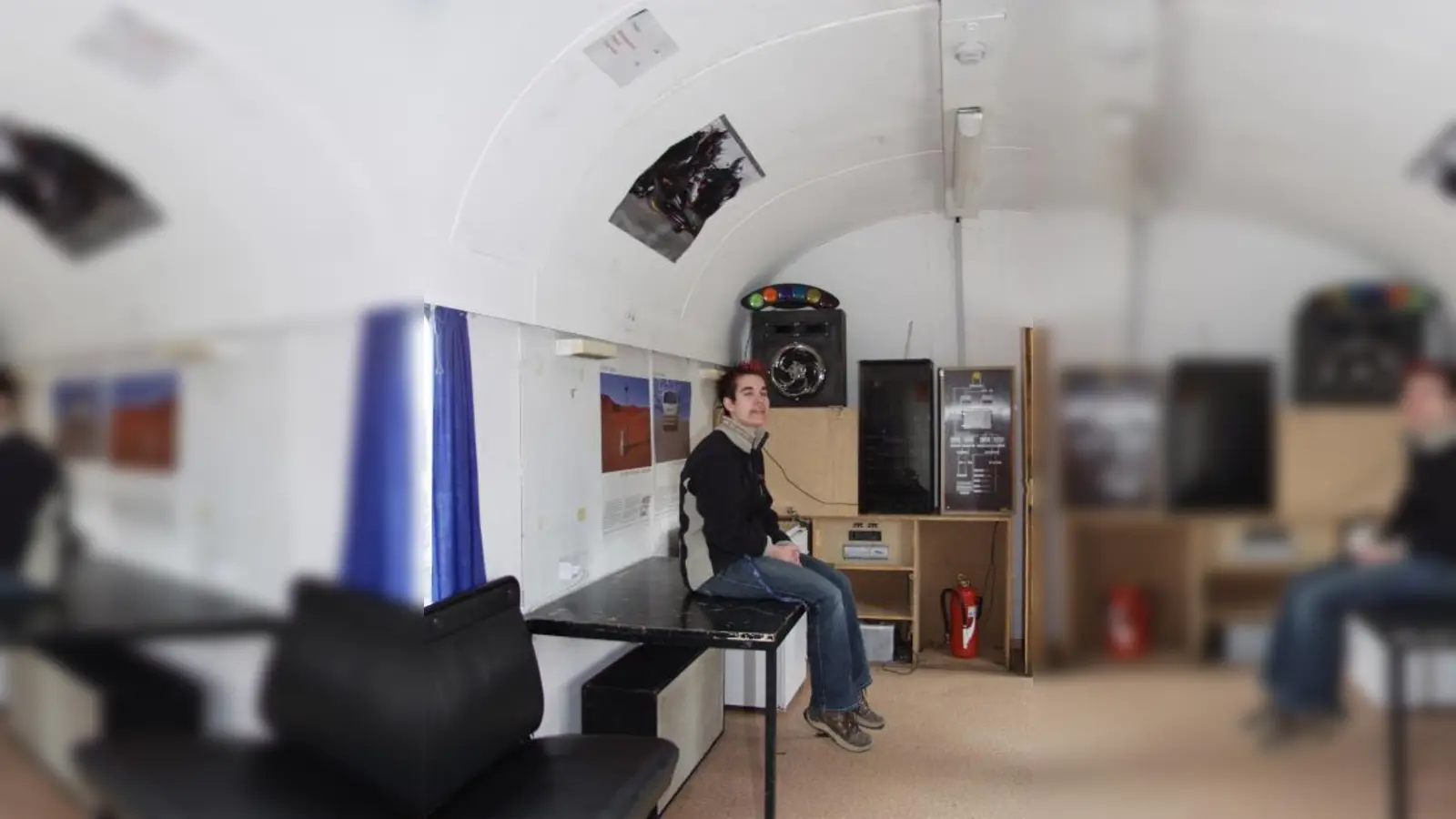 Für Kindergeburtstage und Jugendpartys ist der geräumige Eisenbahnwaggon, in dem Jugendwerkstattleiterin Lydia Gaja hier sitzt, sehr gut geeignet. (Foto: Eva Schraft)