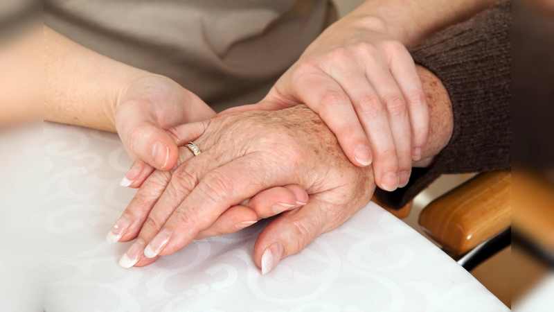 Die Berührungsangst bei Themen wie Sterben und Tod abzubauen ist ein Schwerpunkt bei den Hospiz- und Palliativwochen.  (Symbolbild: Erwin Wodicka/Model Colourbox.com)