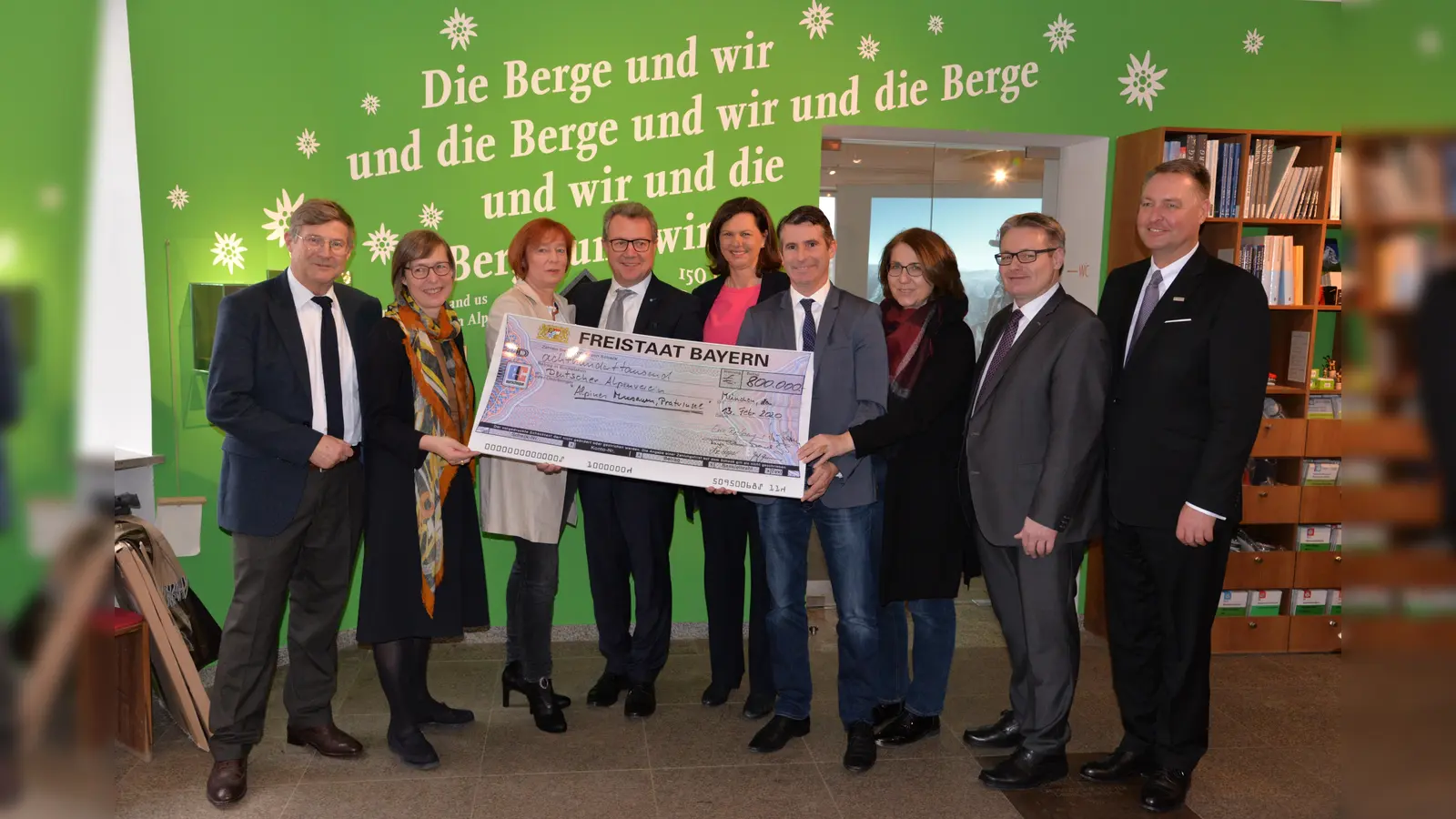  Klaus Fiebig, Friederike Kaiser, Melanie Grimm, Klaus Stöttner, Ilse Aigner, Eric Beißwenger, Tanja Schorer-Dremel, Josef Zellmeier und Dr. Frank Walthes (v.l.n.r.).  (Foto: DAV/Stefan Ritter)