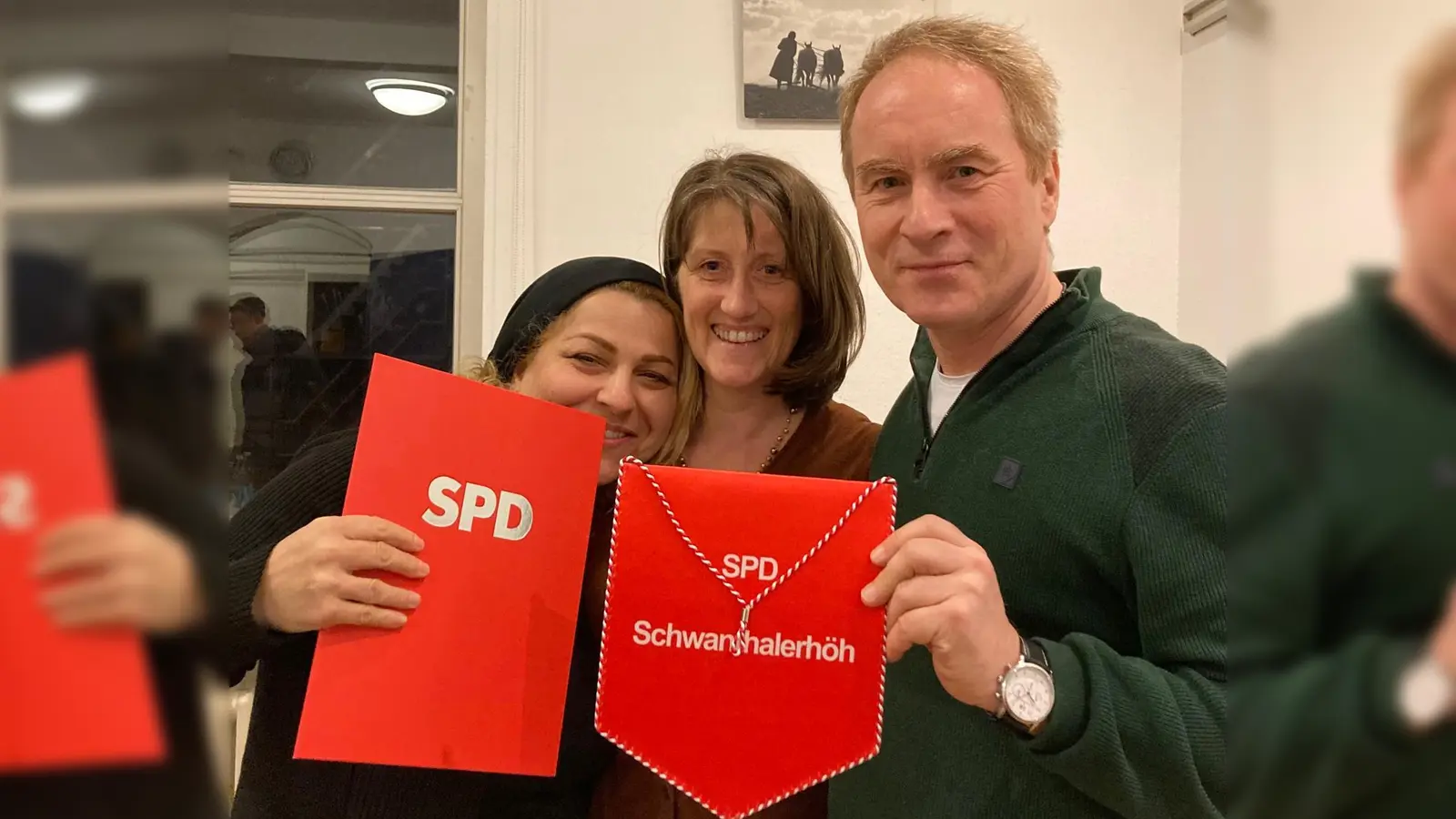 Die neue Vorsitzende Ulrike Boesser (Mitte) mit ihrem Vorgänger Arno Laxy und ihrer Bezirksausschusskollegin Christina Chatziparasidou. (Foto: privat/Goodwin)