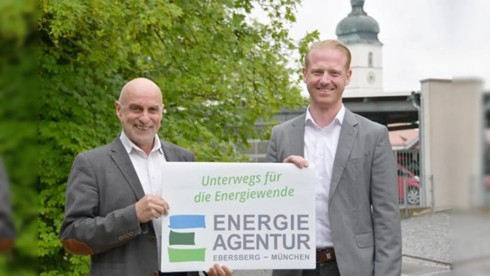 Dr. Willie Stiehler (rechts) übernimmt die Geschäftsführung der Energieagentur Ebersberg-München und folgt damit auf Hans Gröbmayr (links).  (Foto: Benjamin Hahn)