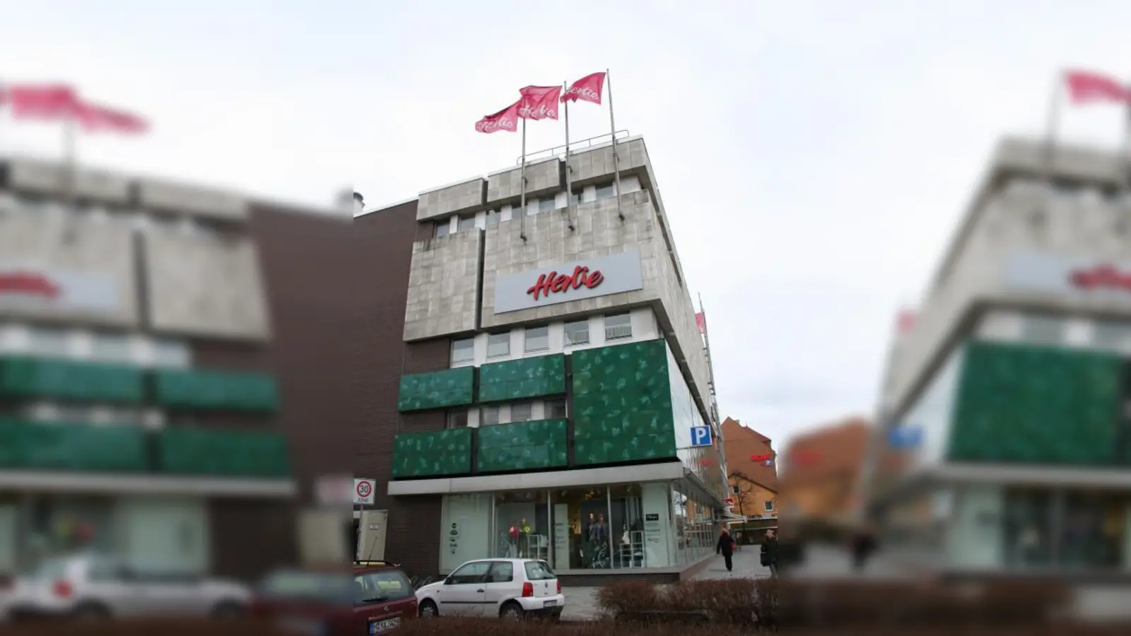 Die Hertie-Beschäftigten wollen nicht hinnehmen, dass der Verlust mehrerer 1000 Arbeitsplätze allein daran zu scheitern droht, dass über die Konditionen der Vermietung der Warenhäuser an den Investor keine Einigung erzielt werden kann. (Foto: tg)
