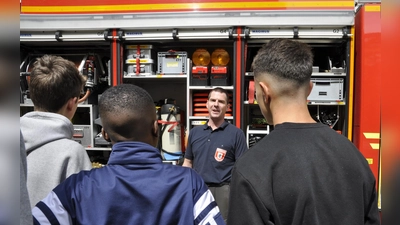 Das Präventionsteam der Freiwilligen Feuerwehr München beim Besuch der Ricarda-Huch-Realschule in Schwabing im Juli 2019. (Foto: © Freiwillige Feuerwehr München)