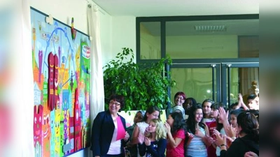 Direktorin Hundt enthüllt ein Kunstwerk vor den Schülern. (Foto: vn)