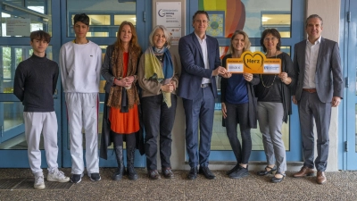 Freuten sich über die Spende (von links): Oliver Thoss, Abbas Heidari, Ruth von Grolmann, Gisela Bartà, Oliver Glöggler, Andrea Varettoni, Petra Diener sowie Jochen Beier. (Foto: Quelle Raiffeisenbank Gilching eG )