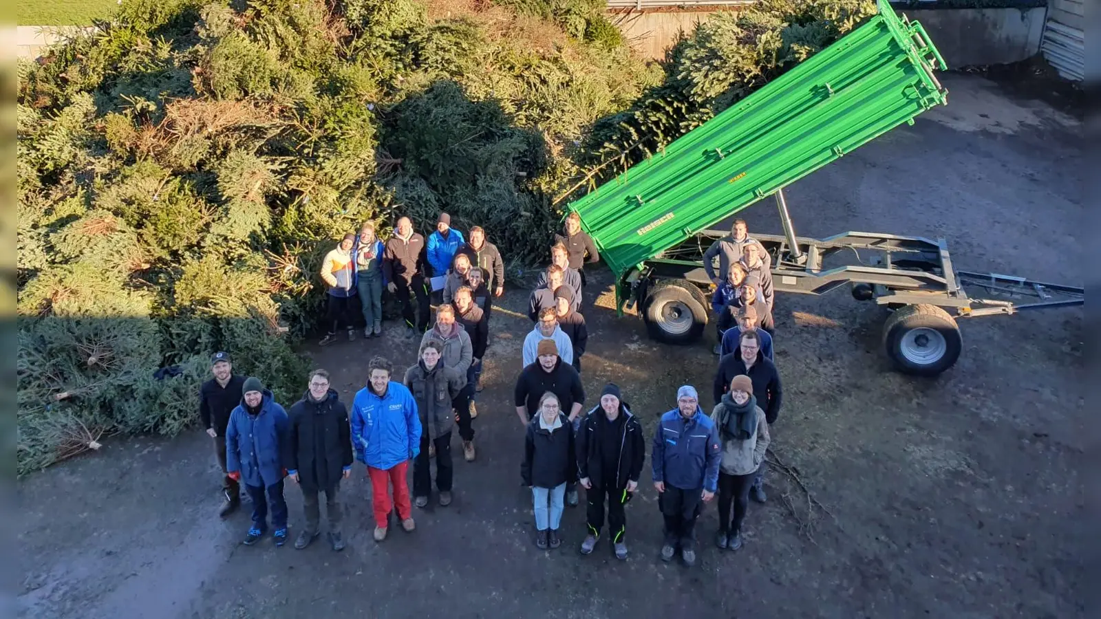 In vielen Gemeinden im Landkreis Ebersberg sammeln Mitglieder der JU wieder gegen eine Spende ausgediente Christbäume ein.  (Foto: JU Ebersberg)