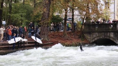Bald könnte es an der Eisbachwelle wieder wie auf dem Bild aussehen. Doch vorher nimmt die Stadt Einsicht in die Ermittlungsakte der Staatsanwaltschaft, um Sicherheitsrisiken auszuschließen. (Foto: mha)