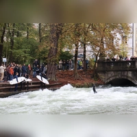 Über die Zeit hat sich die verschwundene Eisbachwelle von alleine wieder aufgebaut. Bürgermeister Krause erlaubt nun das Surfen durch Erlass einer neuen Allgemeinverfügung wieder – allerdings mit Einschränkungen.  (Foto: mha)