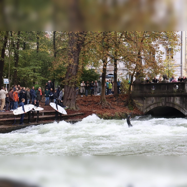 Über die Zeit hat sich die verschwundene Eisbachwelle von alleine wieder aufgebaut. Bürgermeister Krause erlaubt nun das Surfen durch Erlass einer neuen Allgemeinverfügung wieder – allerdings mit Einschränkungen.  (Foto: mha)
