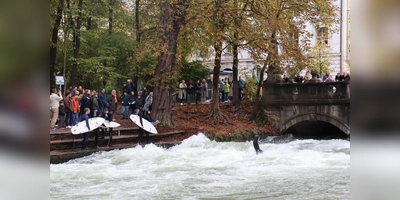 Die Eisbachwelle ist ein beliebter Treffpunkt für wagemutige Surfer. Mittwochnacht hätte eine junge Frau dabei fast mit ihrem Leben bezahlt.  (Symbolbild: mha)