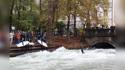 Die Eisbachwelle ist ein beliebter Treffpunkt für wagemutige Surfer. Mittwochnacht hätte eine junge Frau dabei fast mit ihrem Leben bezahlt.  (Symbolbild: mha)