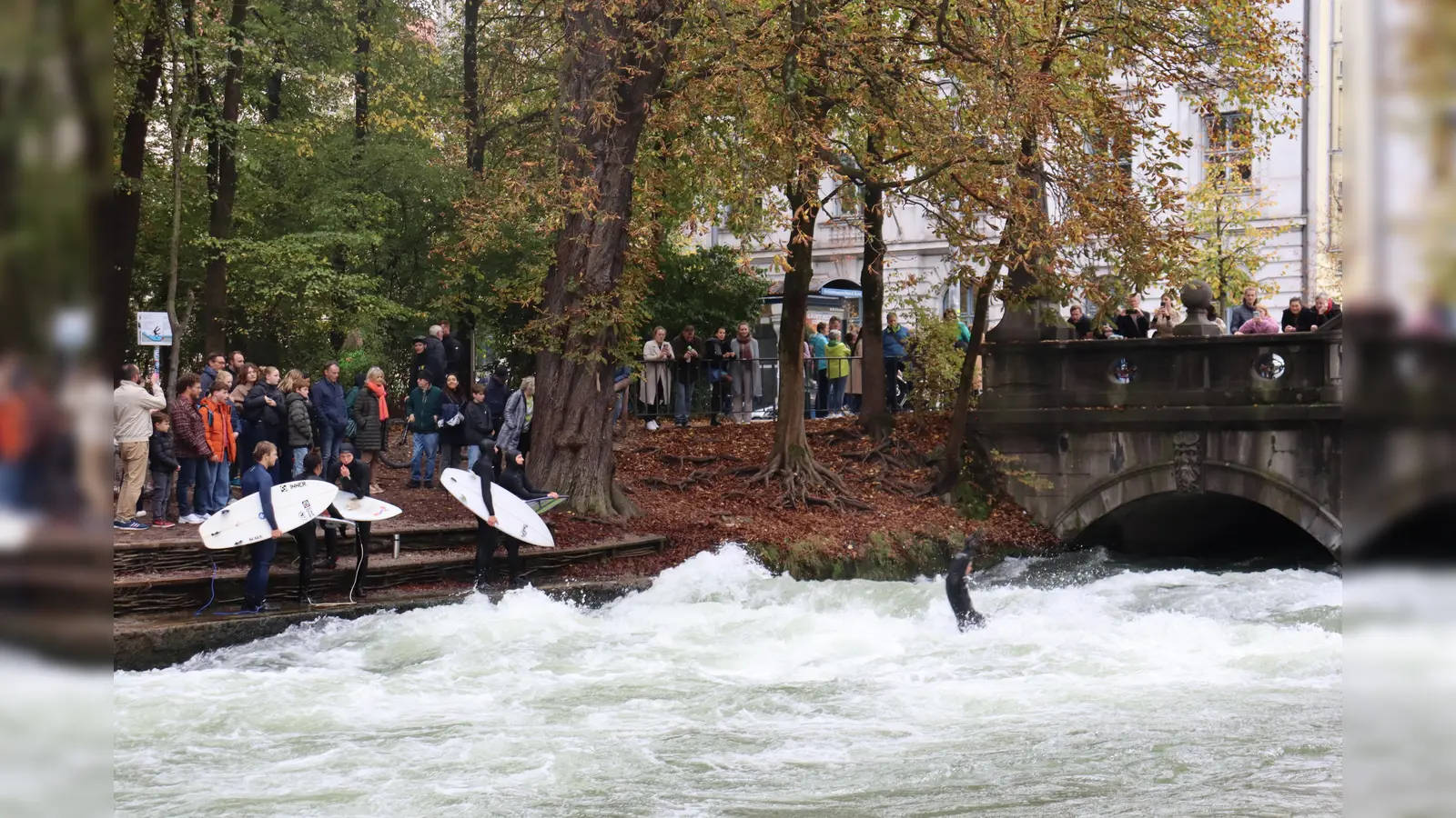 Die Eisbachwelle ist ein beliebter Treffpunkt für wagemutige Surfer. Mittwochnacht hätte eine junge Frau dabei fast mit ihrem Leben bezahlt.  (Symbolbild: mha)