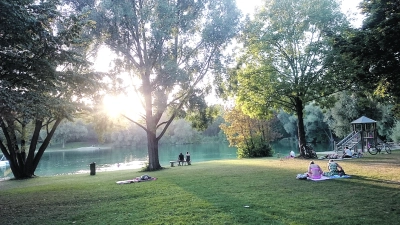 Einen lauen Sommerabend mit Freunden am See verbingen ist eines der schönsten Sommervergnügen. Im Landkreis hat man eine große Auswahl an Gewässern. (Foto: Stefan Dohl)