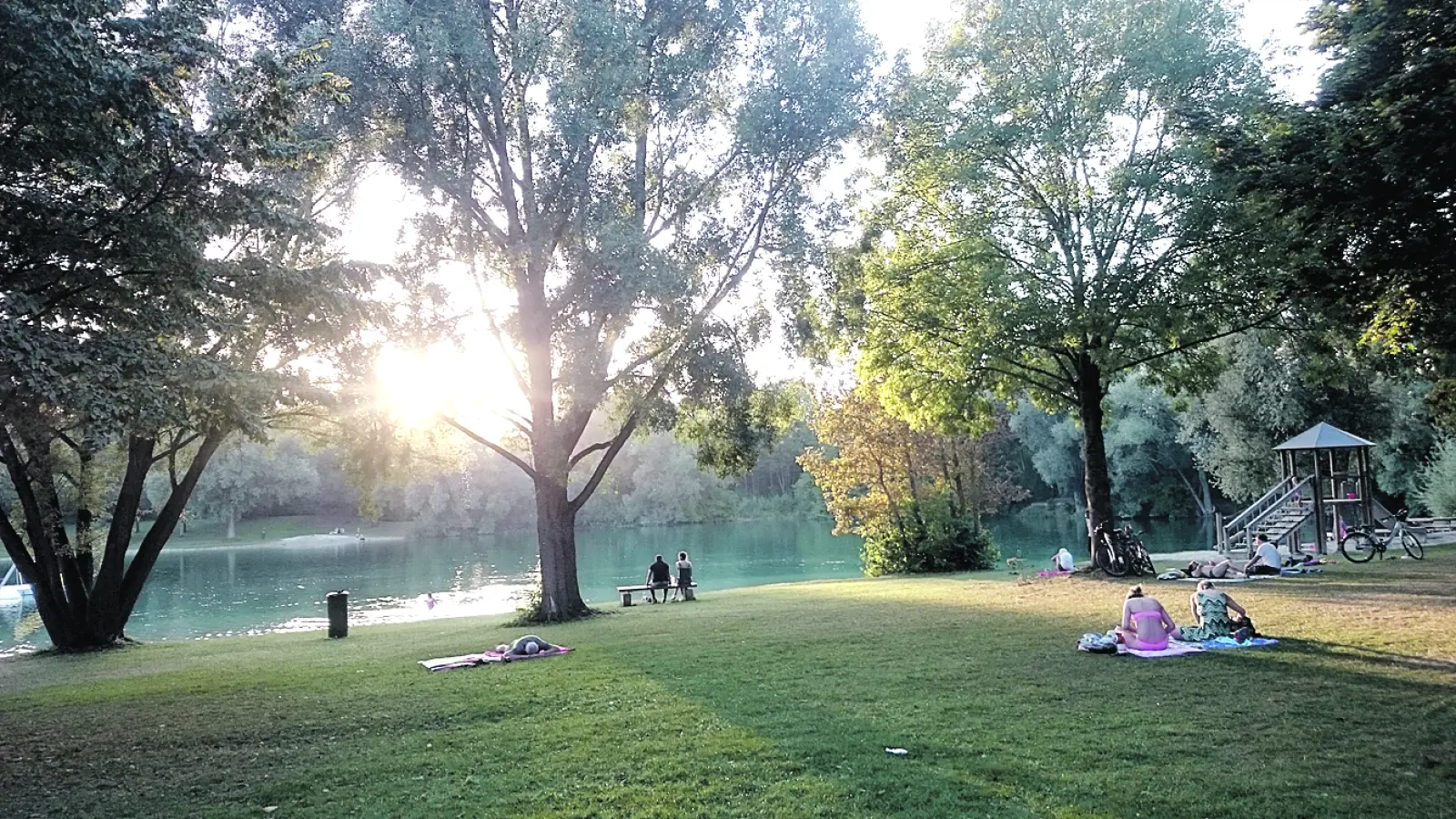 Einen lauen Sommerabend mit Freunden am See verbingen ist eines der schönsten Sommervergnügen. Im Landkreis hat man eine große Auswahl an Gewässern. (Foto: Stefan Dohl)