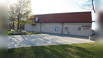 Das „Interim” soll in Zukunft nicht mehr die Agnes-Bernauer-Straße als Adresse führen, sondern unter „Laimer Anger” zu erreichen sein. Das „Hintertürchen” soll dem Platz zu einem Namen verhelfen, hoffen die Laimer Lokalpolitiker. (Foto: tg)