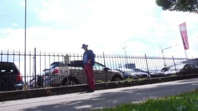 Werner Thiel vor dem Zaun in der Orleansstraße. Hier entstanden 1942 Fotos von Sophie und Hans Scholl. (Foto: privat)