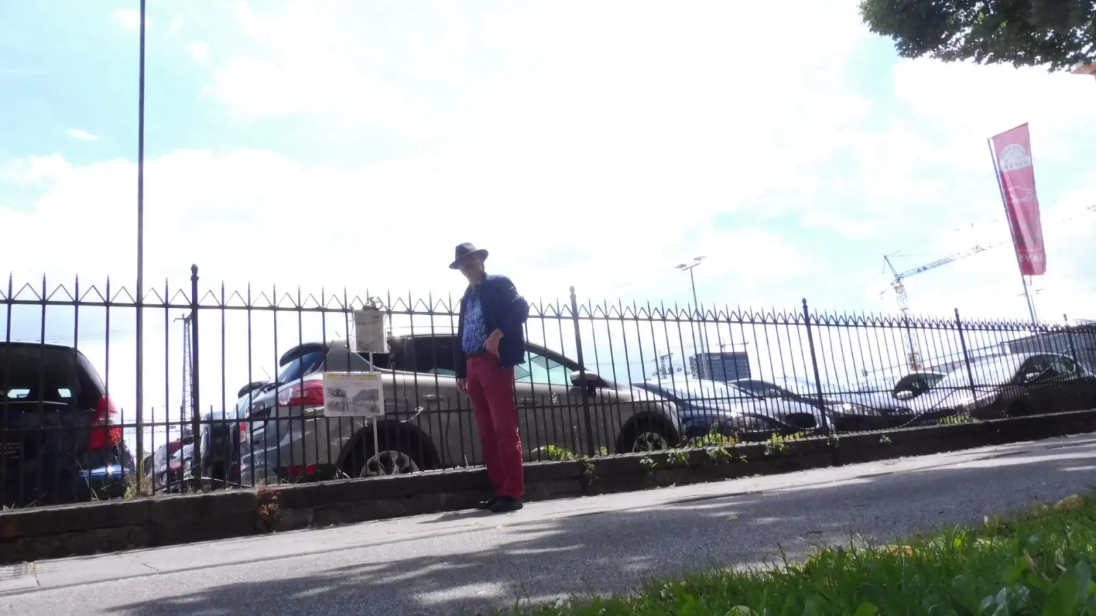 Werner Thiel vor dem Zaun in der Orleansstraße. Hier entstanden 1942 Fotos von Sophie und Hans Scholl. (Foto: privat)