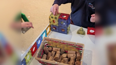 Bei der Kindertagespflege, wie hier im Hirschbacher Kinderstüberl von Michaela Poitz, gibt es individuelle und kindbezogene Förderung. (Foto: Hirschbacher Kinderstüberl/Micha Poitz)