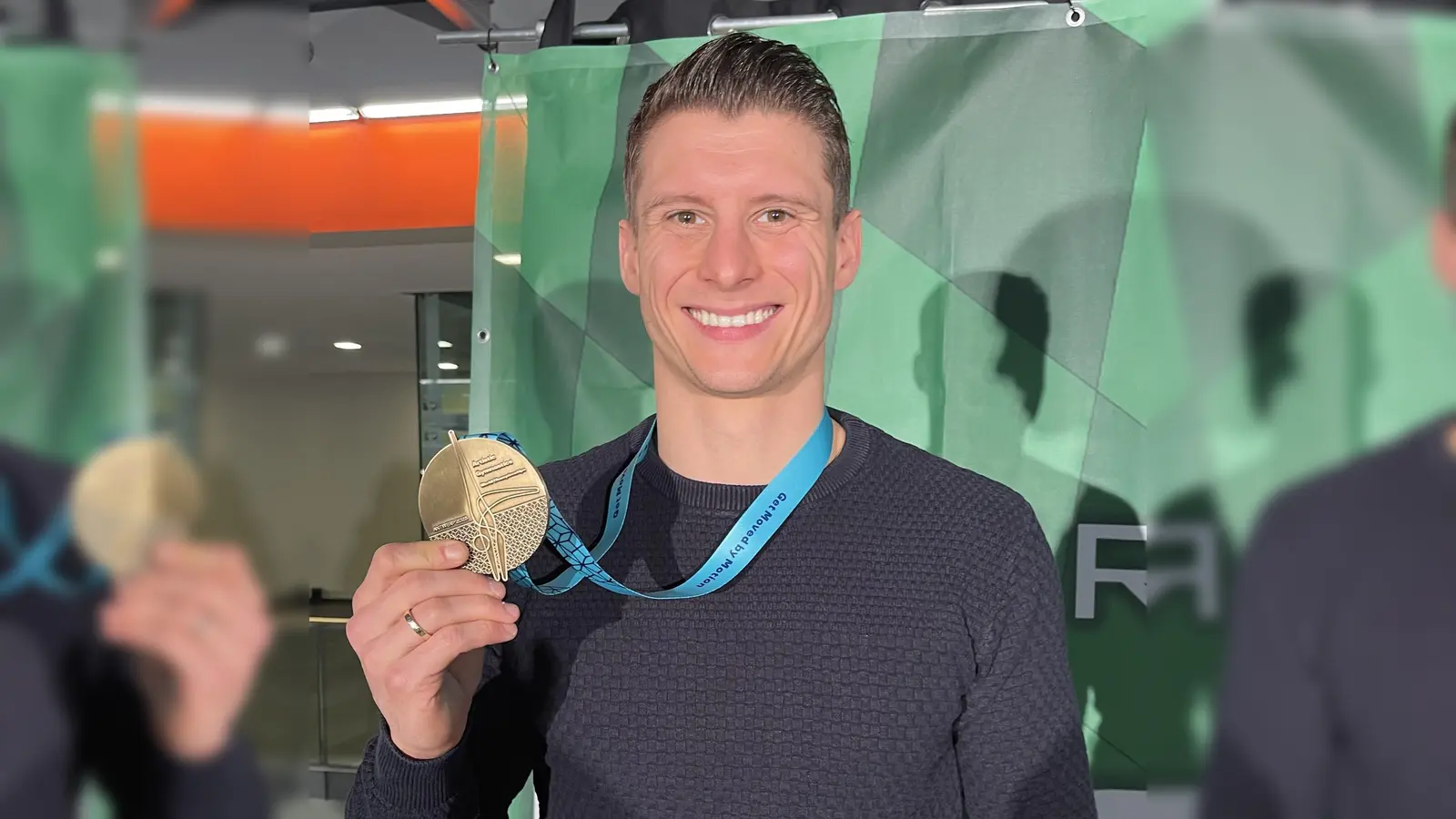 Weltmeister im Barren, Lukas Dauser, gratuliert den Münchner Wochenanzeigern. (Foto: hw)