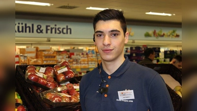 Alexander Djakovic, 18 Jahre, Ausbildung zum Einzelhandelskaufmann, Filiale Lerchenau: „Es ist spannend zu erleben, wie es ist, eine Filiale eigenständig zu leiten. Ich möchte, dass wie eine gute Inventur hinbekommen. Für mein weiteres Leben möchte ich viele wertvolle Erfahrungen und Eindrücke sammeln. Die Arbeit in der Azubifiliale ist sehr gut für unser Selbstbewusstsein, weil wir Verantwortung übernehmen können. Das bringt einen persönlich weiter und macht Spaß.“ (Foto: sb)