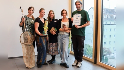 Ausgerüstet mit Kescher und Müllsäcken machten sich die Teilnehmer der 4. Münchner Müllmeisterschaft ans Sammeln. Sieger wurde das Team aus dem Stadtteil Milbertshofen.  (Foto: Jana Hörhammer)