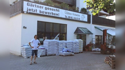 Herrmann Harmuth vor seinem Betrieb in der Gottlieb-Daimler-Straße 6a in Olching. (Foto: sb)