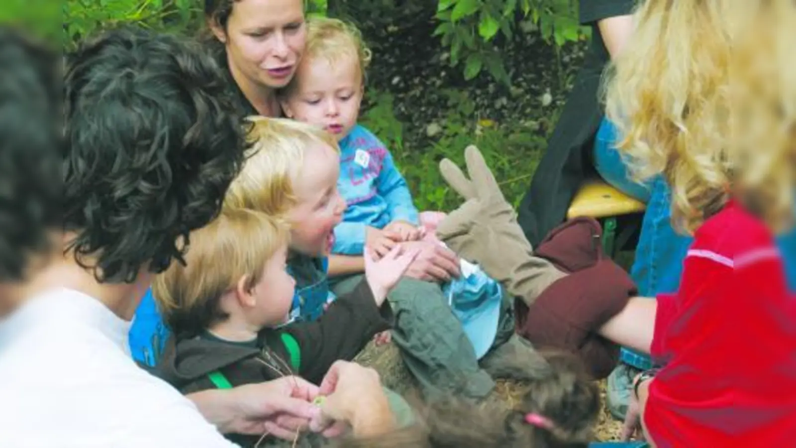 Die Handpuppe „Schnecke Lena“ begrüßt im Morgenkreis jedes Kind der Spielgruppe. Dann wird das gemeinsame<br>Begrüßungslied gesungen. So werden die Kinder auf den Vormittag eingestimmt. (Foto: pi)