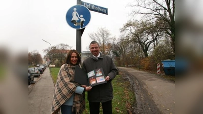 Die Kinder-Entwürfe für einen Spielplatz am Hellihofweg zeigen eine bunte Planungsvielfalt. Der BA unterstützt die Wünsche der Kinder, wie Graciela de Cammerer und Christian Müller (von links) unterstrichen. Zu einem Ortstermin brachten sie die Mappe mit den schönsten Spielplatzentwürfen mit. (Foto: US)