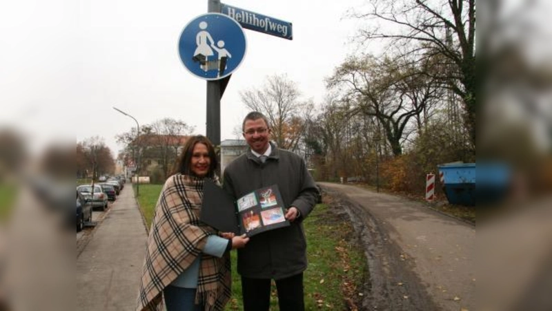 Die Kinder-Entwürfe für einen Spielplatz am Hellihofweg zeigen eine bunte Planungsvielfalt. Der BA unterstützt die Wünsche der Kinder, wie Graciela de Cammerer und Christian Müller (von links) unterstrichen. Zu einem Ortstermin brachten sie die Mappe mit den schönsten Spielplatzentwürfen mit. (Foto: US)