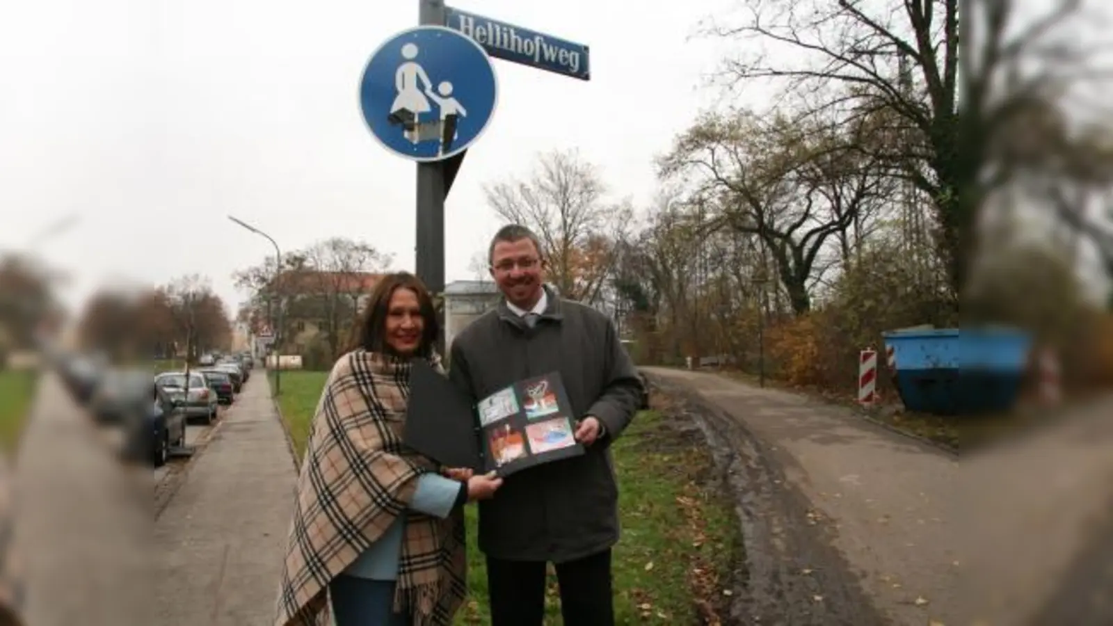 Die Kinder-Entwürfe für einen Spielplatz am Hellihofweg zeigen eine bunte Planungsvielfalt. Der BA unterstützt die Wünsche der Kinder, wie Graciela de Cammerer und Christian Müller (von links) unterstrichen. Zu einem Ortstermin brachten sie die Mappe mit den schönsten Spielplatzentwürfen mit. (Foto: US)
