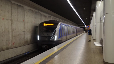 Vorerst bleiben die Wände im U-Bahnhof Maillingerstraße kahl und ohne Namensschriftzug. (Foto: kö)