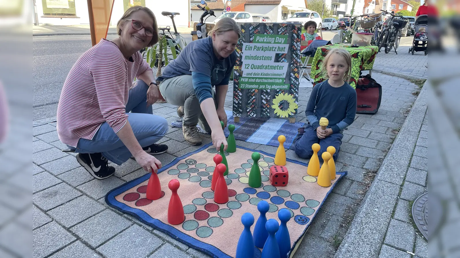 Die Parkbucht eignet sich ideal für ein „Mensch-ärgere-dich-Spiel”. (Foto: pst)