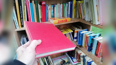 Das Buch der längst überholten „Wunderdinge” im Bücherschrank Neuperlach. (Foto: job)