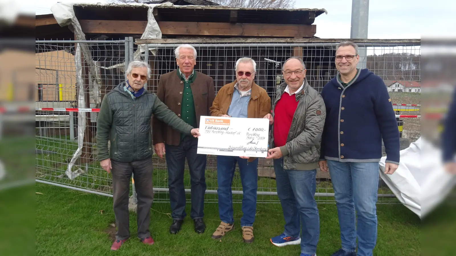 Unbürokratische Unterstützung: v.l. Wulf Wurzbacher (2. Vorstand TSV Perchting-Hadorf), Gustav Huber (Geschäftsführer Bürgerstiftung), Michael Rothdauscher (1. Vorstand TSV Perchting-Hadorf), Karl Roth (Kuratorium Bürgerstiftung) und Michael Kuch (Abt.-Leiter Fussball).. (Foto: Bürgerstiftung)