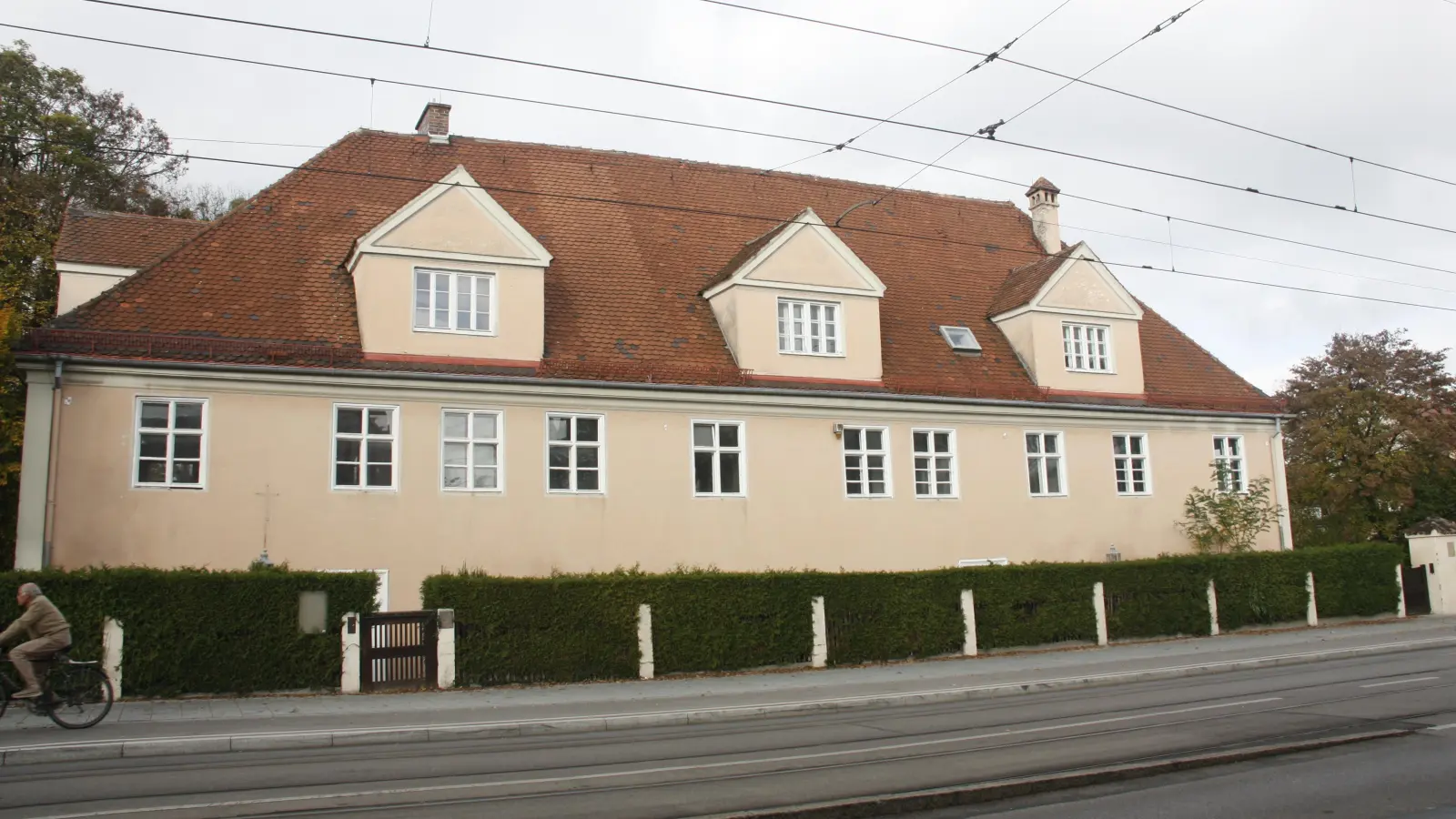 Das in der Denkmalliste für aufgeführte Laimer Schlössl in der Agnes-Bernauer-Straße 112, im Kern von 1720, 1908 von Theodor Fischer zu seinem Wohnhaus umgebaut, liegt im Herzen von Laim und erinnert mit anderen Gebäuden im Umfeld stark an die Geschichte Laims. Insbesondere auch im engeren Umfeld sind mehrere denkmalgeschützte Gebäude und Bereiche, die die Verbundenheit Laims mit dem Nymphenburger Schloss dokumentieren. (Foto: job)