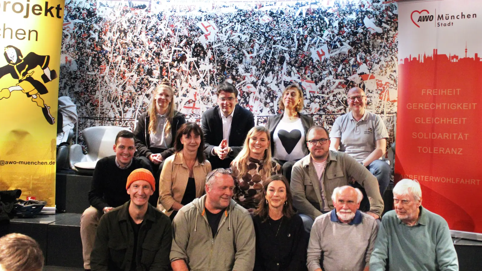 Team des Fanprojekts München mit Florian von Brunn (Vorsitzender AWO München-Stadt), Julia Sterzer (Geschäftsführerin AWO München-Stadt), Jutta Hindelang (Referatsleitung Jugendhilfe AWO München-Stadt), Jürgen Salzhuber (EhrenvorsitzenderAWO München-Stadt), ehemaligem Leiter sowie ehemaliger Mitarbeiterin des Fanprojekts München.  (Foto: AWO München-Stadt   )
