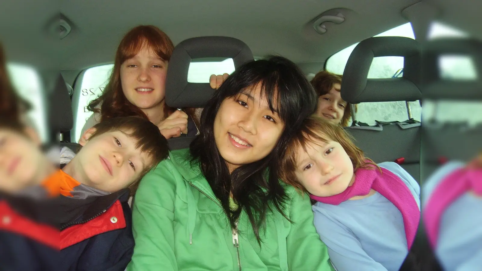 Austauschschülerin mit ihren Gastgeschwistern: Jugendliche aus aller Welt möchten München entdecken. (Foto: YFU)