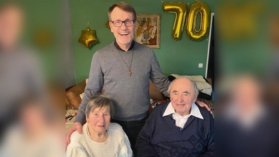 Pfarrer Philipp Wahlmüller segnete das Jubelpaar an ihrem ganz besonderen Hochzeitstag.  (Foto: Boeshenz )