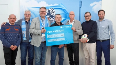 Vereint: Präsidium, Geschäftsführung und Hauptsponsor. (Foto: TSV 1860)